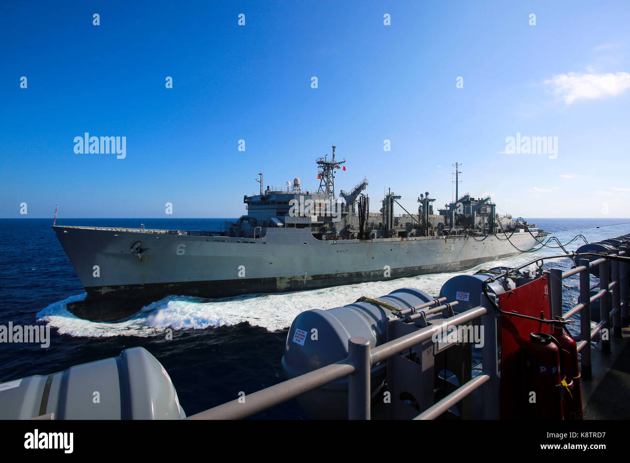 USNS alimentazione (T AOE 6), una flotta navale forza ausiliaria nave rifornimento, refuels USS Iwo Jima (LHD 7) al largo della costa di Key West, Fl., Sett. 17, 2017. Foto Stock