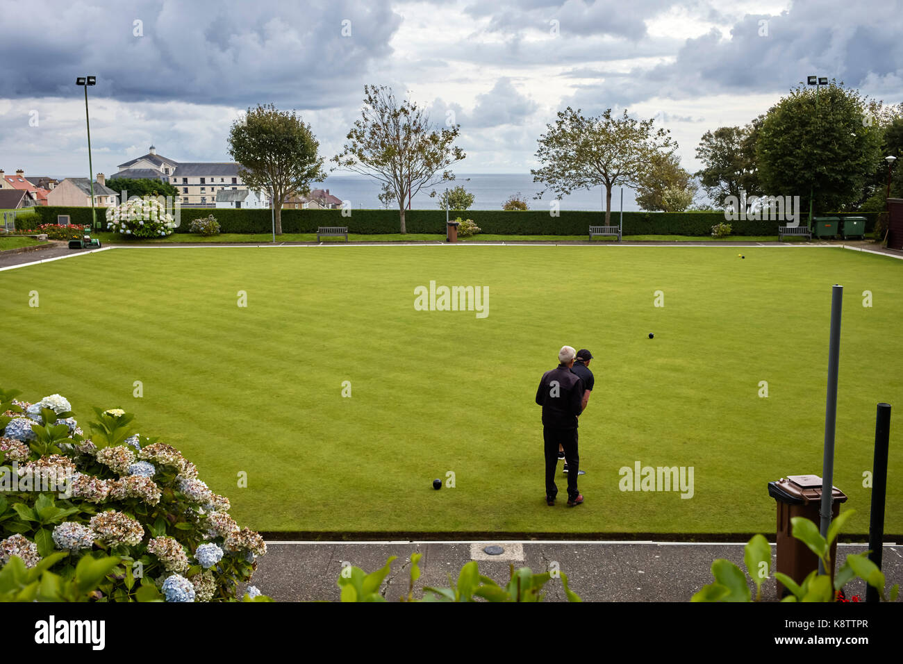 Due uomini a bowling green a Onchan, Isola di Man Foto Stock