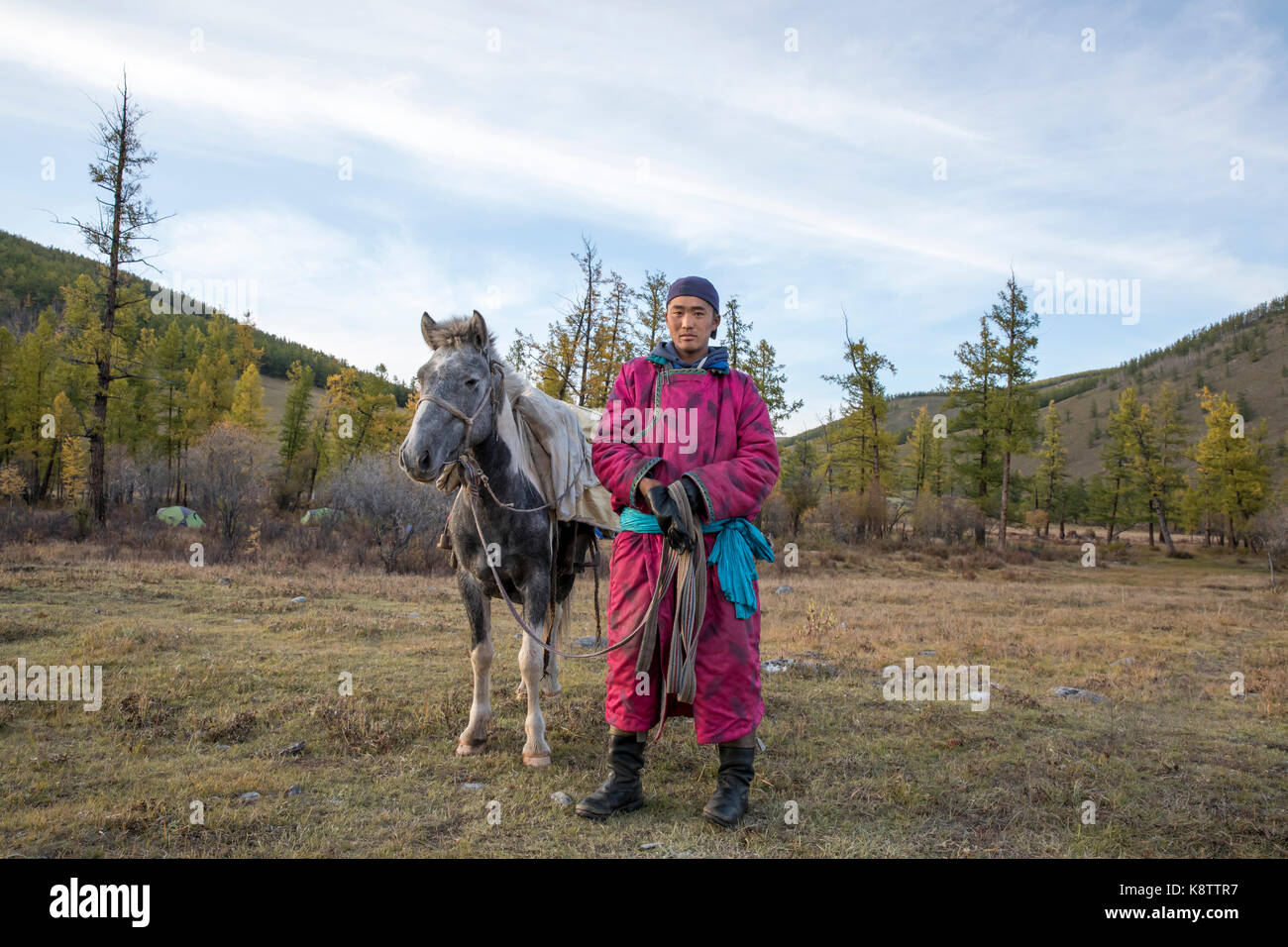 Huvsgul, Mongolia, Settembre 11th, 2017: il mongolo l uomo con il suo cavallo Foto Stock