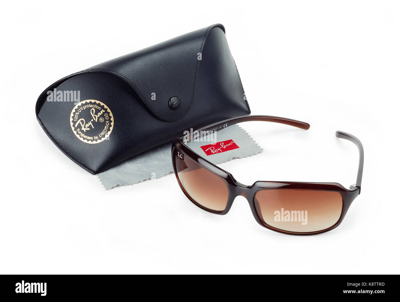 Ray Ban occhiali da sole e il caso su sfondo bianco Foto Stock