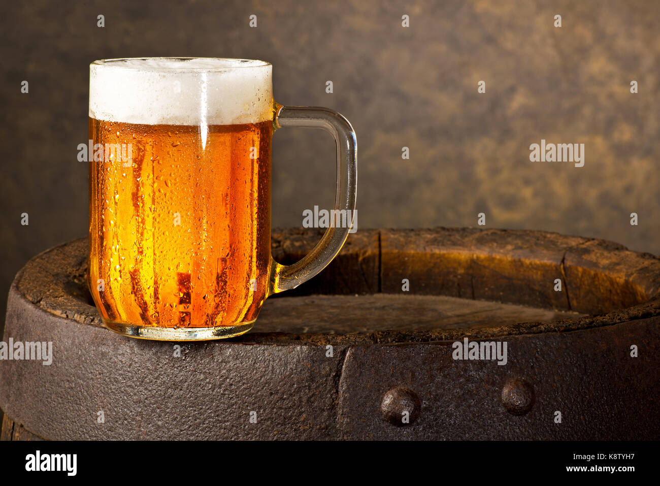 Bicchiere di birra sul vecchio Barile di legno. Foto Stock