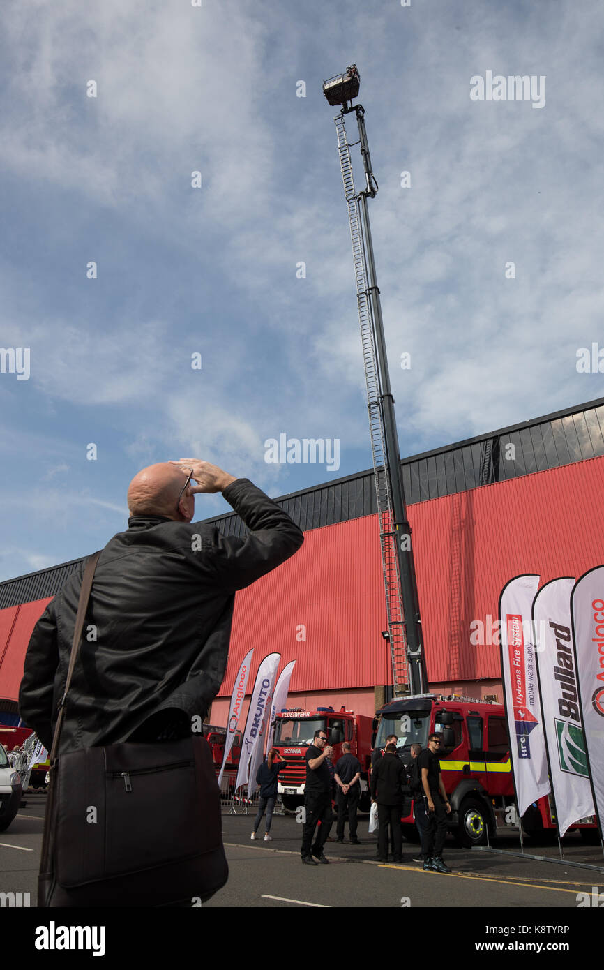 Il angloco 45m bronto fl45XRS piattaforma aerea camion dei pompieri, durante i servizi di emergenza mostrano una due giorni di manifestazione svoltasi presso il National Exhibition Centre di Birmingham. Foto Stock