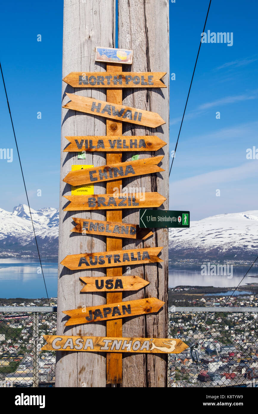 Diversi paesi stranieri segni di destinazione sul Monte Storsteinen montagna sopra la città. Tromso, Troms, Norvegia e Scandinavia Foto Stock
