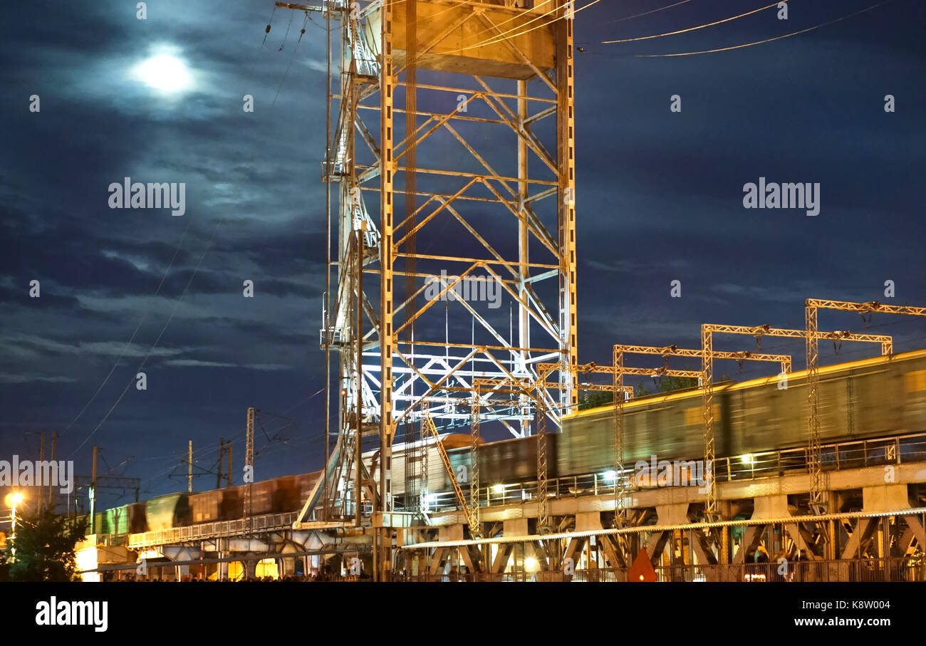 Il divorzio è il sollevamento del ponte per il passaggio delle navi nella notte Foto Stock