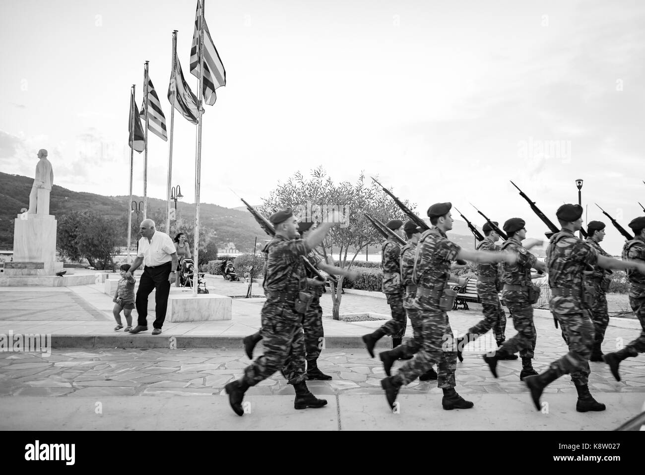 Isola di Samos, Grecia - 18 Settembre 2016: Greco di soldati a Samos street Foto Stock