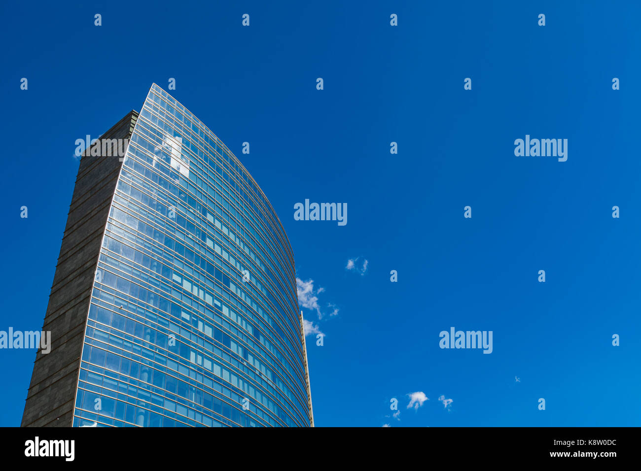 Milano, Italia - 28 Aprile 2017: moderno grattacielo a Porta Nuova di Milano, Italia. Porta Nuova è il principale quartiere degli affari di Milano. Foto Stock