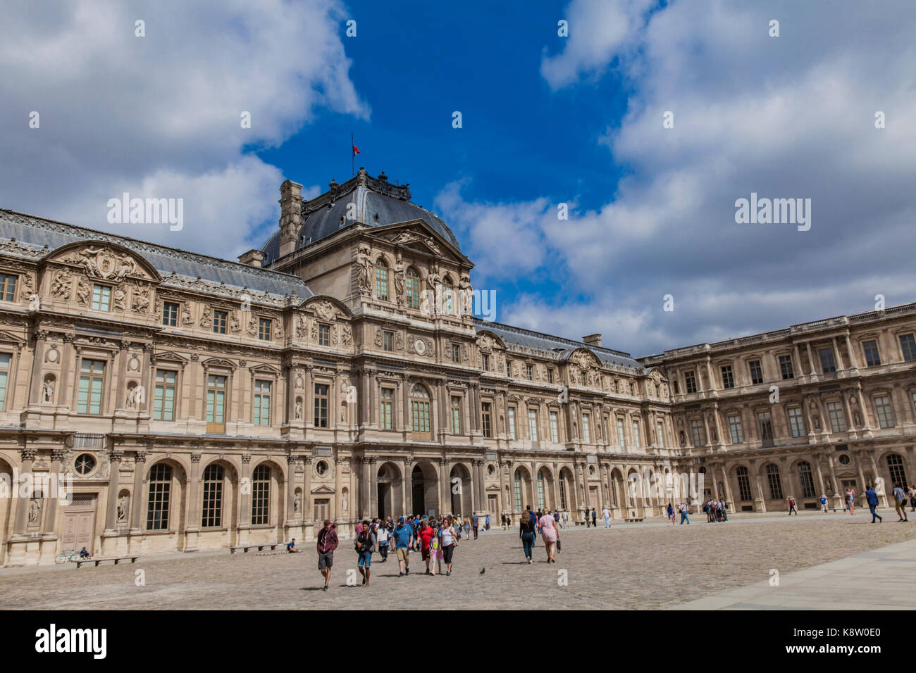 Parigi, Francia - 16 giugno 2017: persone non identificate a cour carree nel palazzo del Louvre a Parigi, Francia. Questa parte del palazzo del Louvre è stato terminato a 1678. Foto Stock