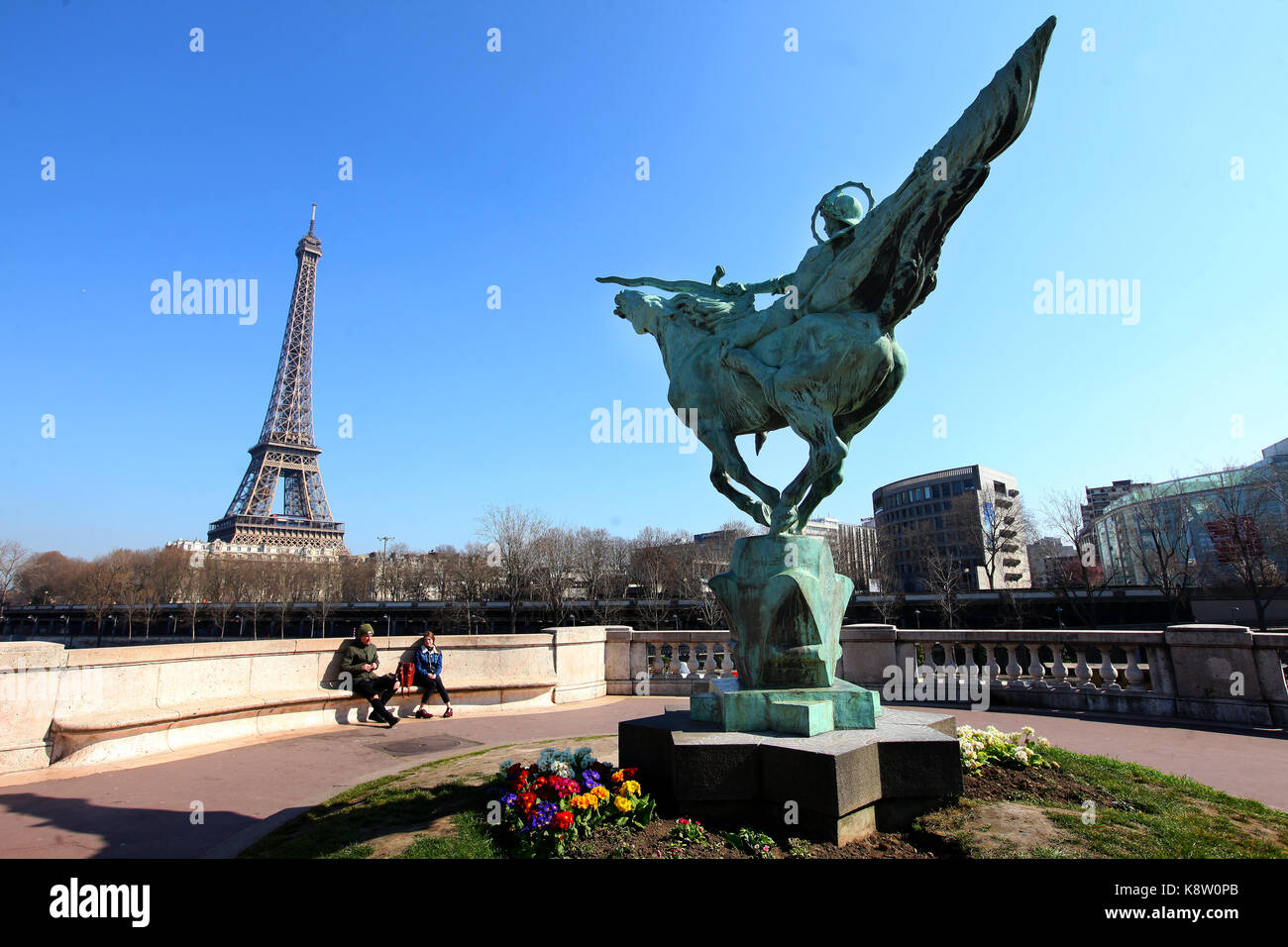 Vista la mitica Torre Eiffel dal Pont de bir-hakeim, Parigi, Francia. Foto Stock