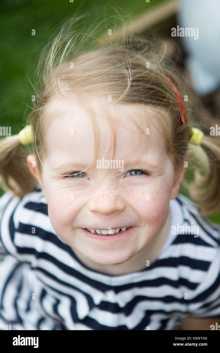 Close up cheeky poco ragazza Foto Stock