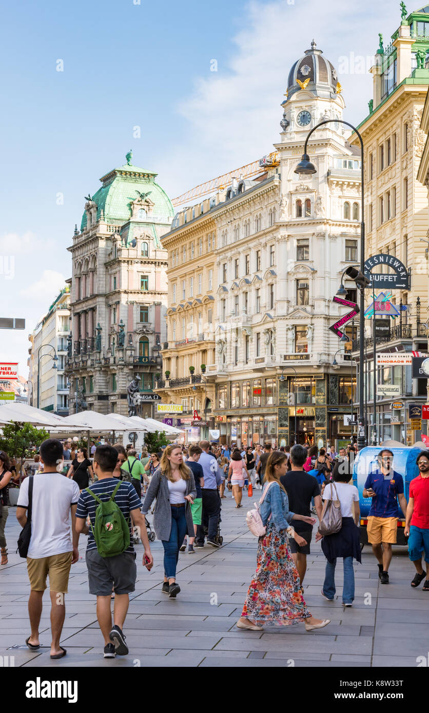 Vienna, Austria - 28 agosto: persone nella zona pedonale del centro storico della città di Vienna, Austria il 28 agosto 2017. Foto Stock