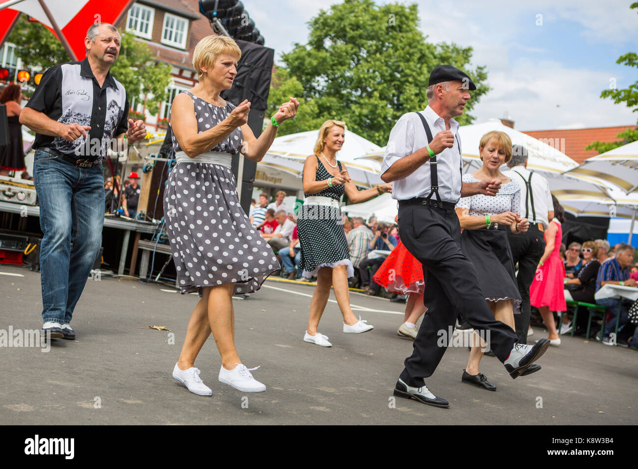 Rock un rotolo dancing e nostalgico il vestito i visitatori di golden oldies festival 2017, wettenberg, germania. Il Golden Oldies festival è una rassegna annuale festival nostalgico (est. nel 1989) con focus su degli anni cinquanta a1970s, con oltre 1000 espone automobili classiche e old-timer, oltre 50 bande dal vivo e nostalgico il mercato. Credito: Christian lademann Foto Stock