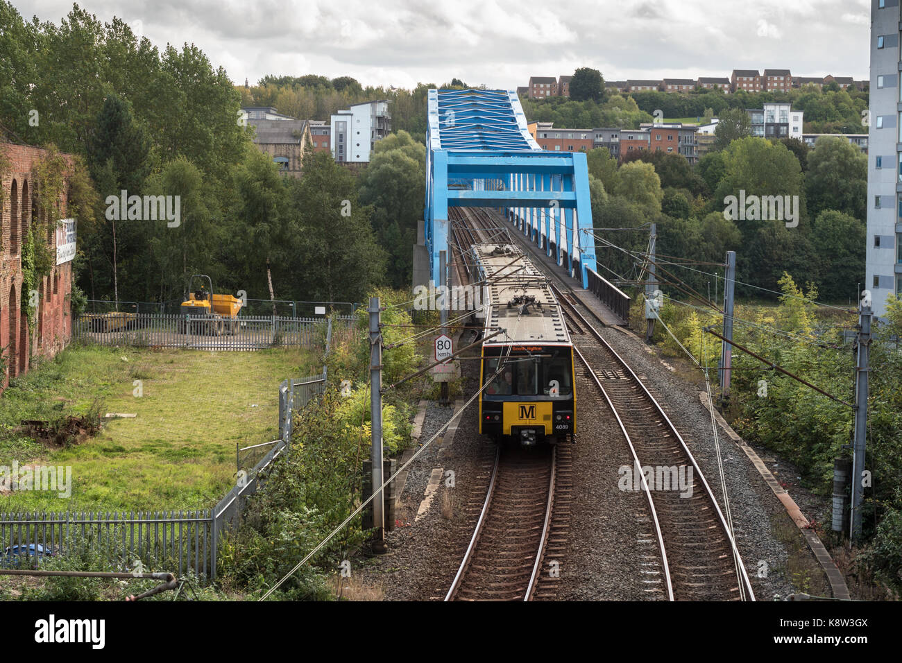 A Tyne and Wear Metro treno entra nel QE II Metro ponte sul fiume Tyne, Newcastle, North East England, Regno Unito Foto Stock