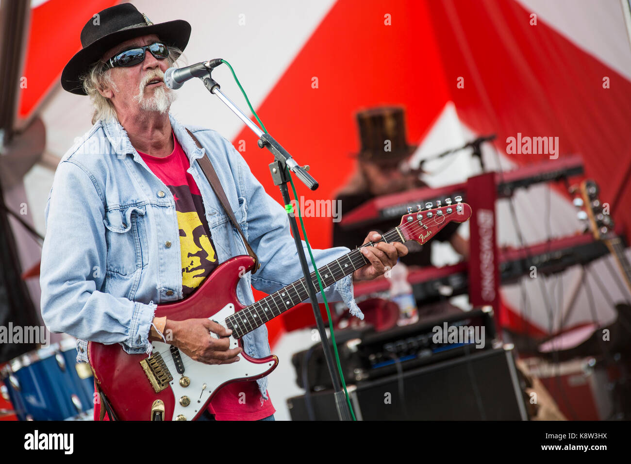 Il percorso di banda 65 è la riproduzione di 70s la musica rock al Golden Oldies festival 2017, wettenberg, germania. Il Golden Oldies festival è una rassegna annuale festival nostalgico (est. nel 1989) con focus su degli anni cinquanta a1970s, con oltre 1000 espone automobili classiche e old-timer, oltre 50 bande dal vivo e nostalgico il mercato. Credito: Christian lademann Foto Stock