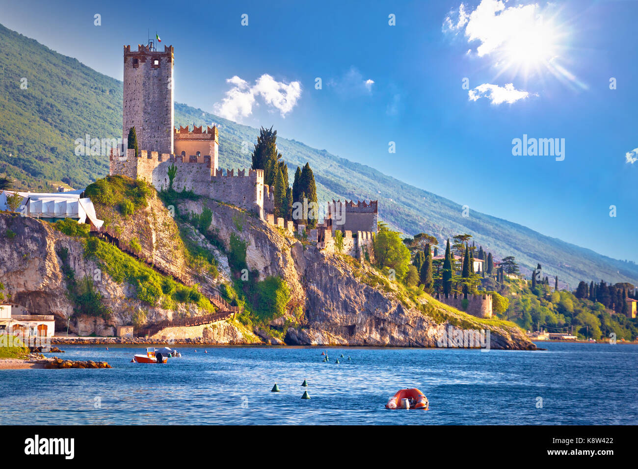 Città di castello di Malcesine e vista sul lungomare, regione italiana Veneto, lago di garda Foto Stock