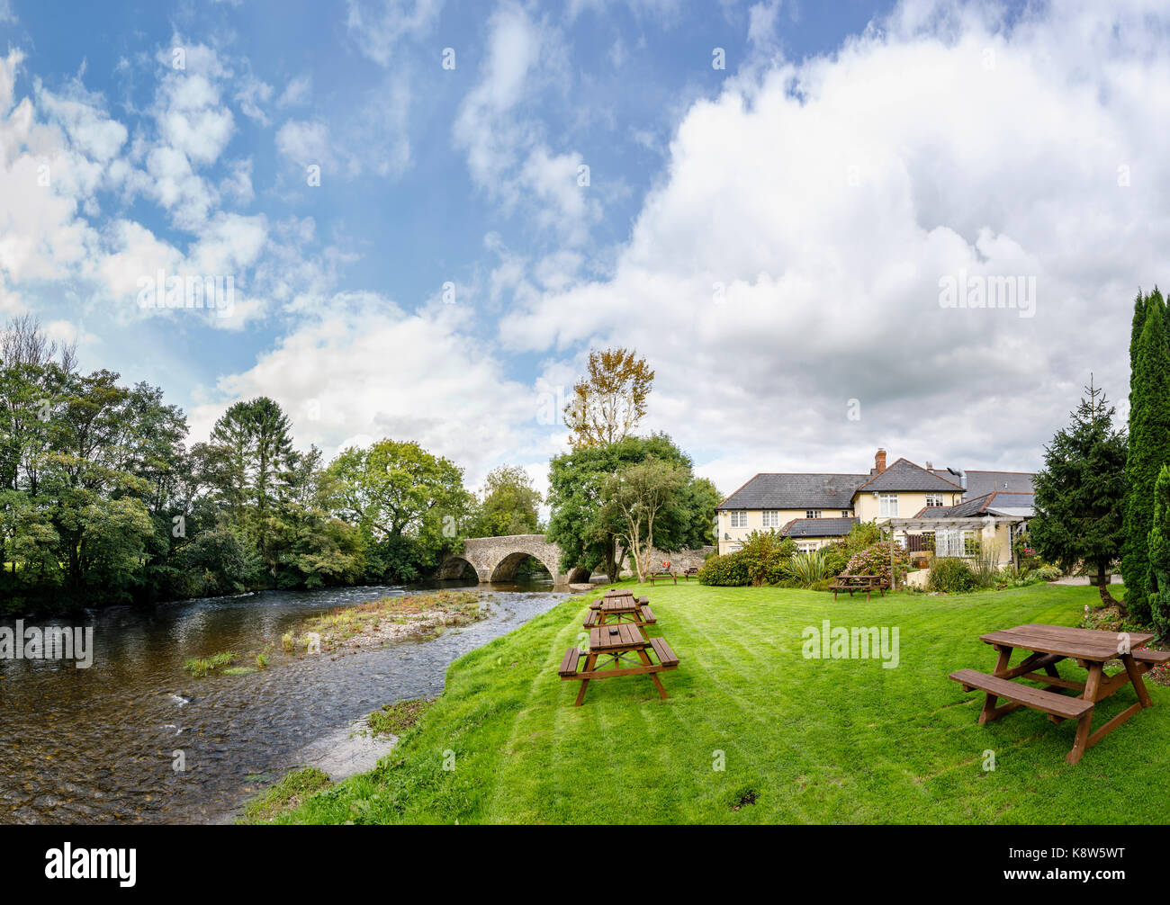 Ponte sul Fiume Exe e l'Anchor Inn, Exebridge, un villaggio del Devon e Somerset frontiera presso la confluenza del Barle e Exe fiumi Foto Stock