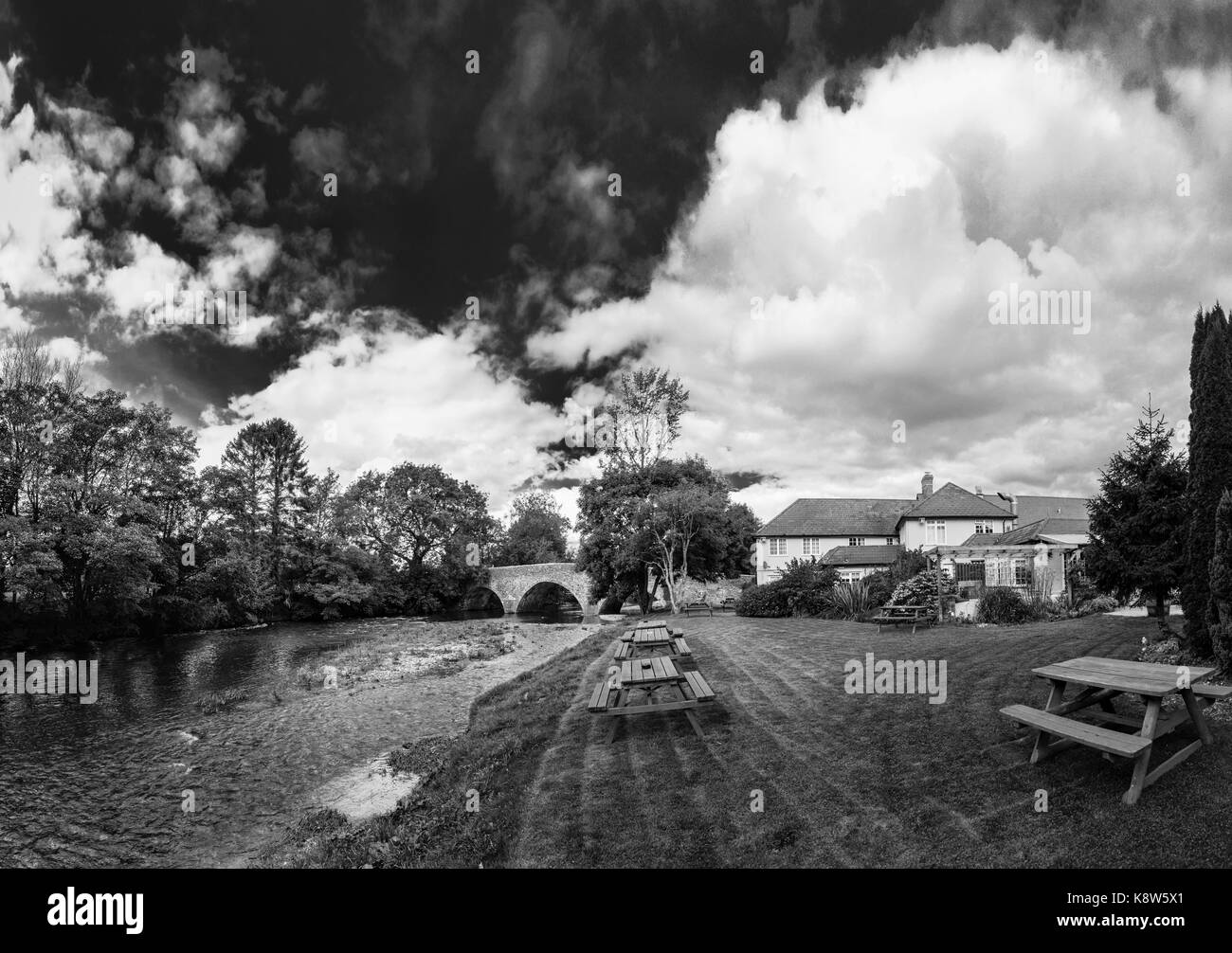 Ponte sul Fiume Exe e l'Anchor Inn, Exebridge, un villaggio del Devon e Somerset frontiera presso la confluenza del Barle e Exe fiumi Foto Stock