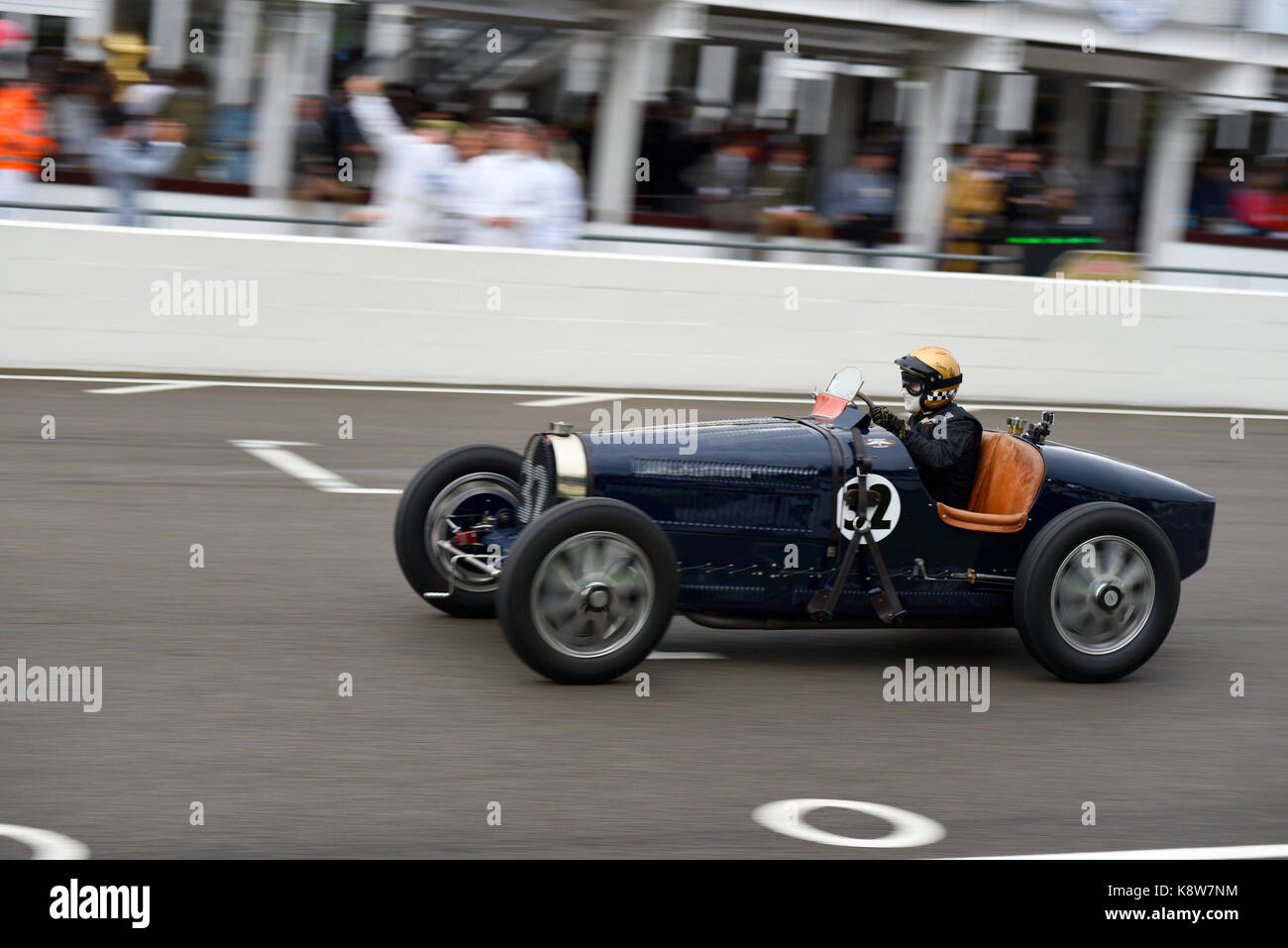 1932 Bugatti Type 51 in gara al Goodwood Revival 2017. Goodwood Trophy per le vetture Grand prix d'epoca. Di proprietà di Samuel Collier Foto Stock