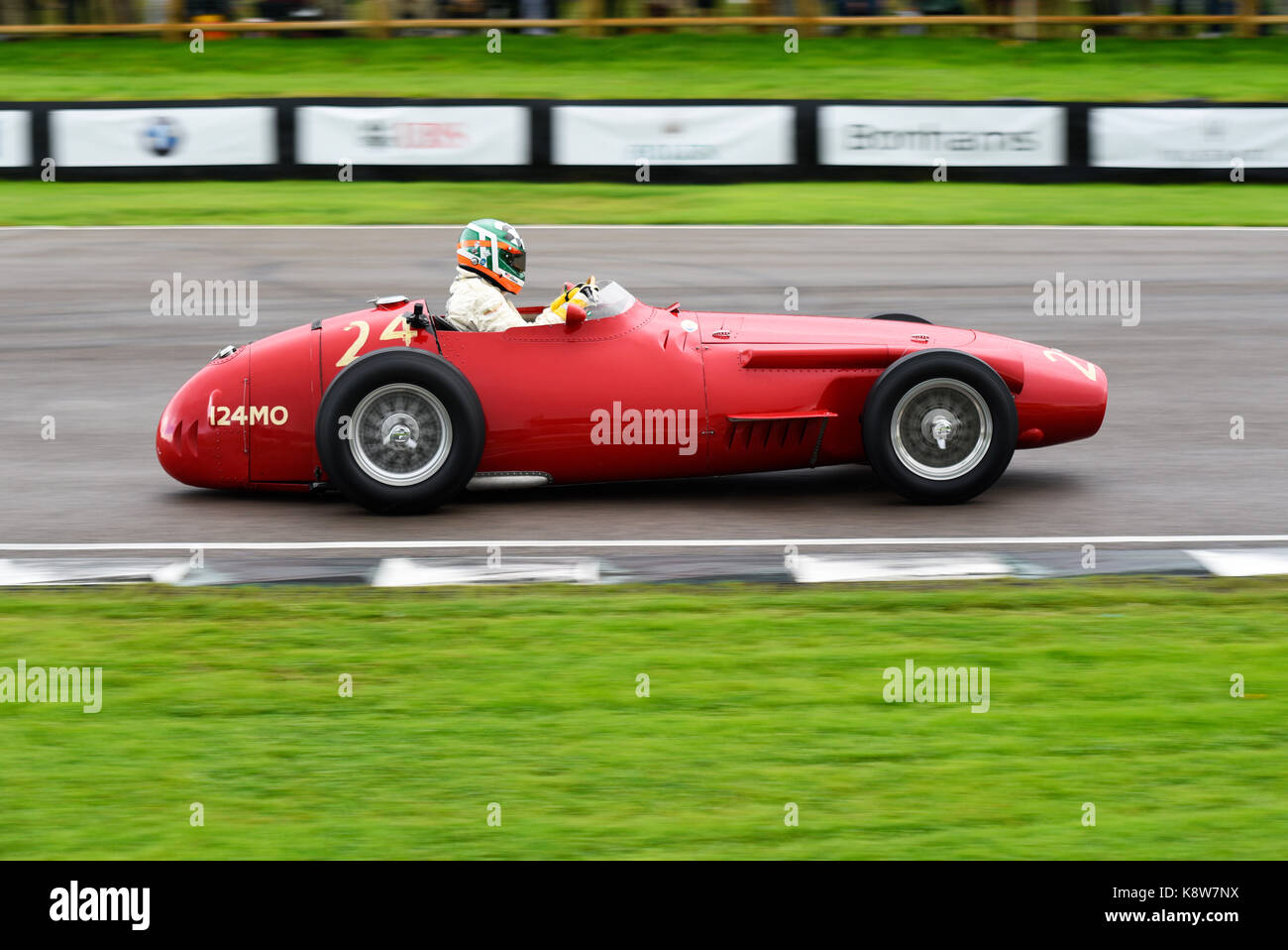 Maserati 250F in gara al Goodwood Revival 2017. Auto Grand prix d'epoca Foto Stock