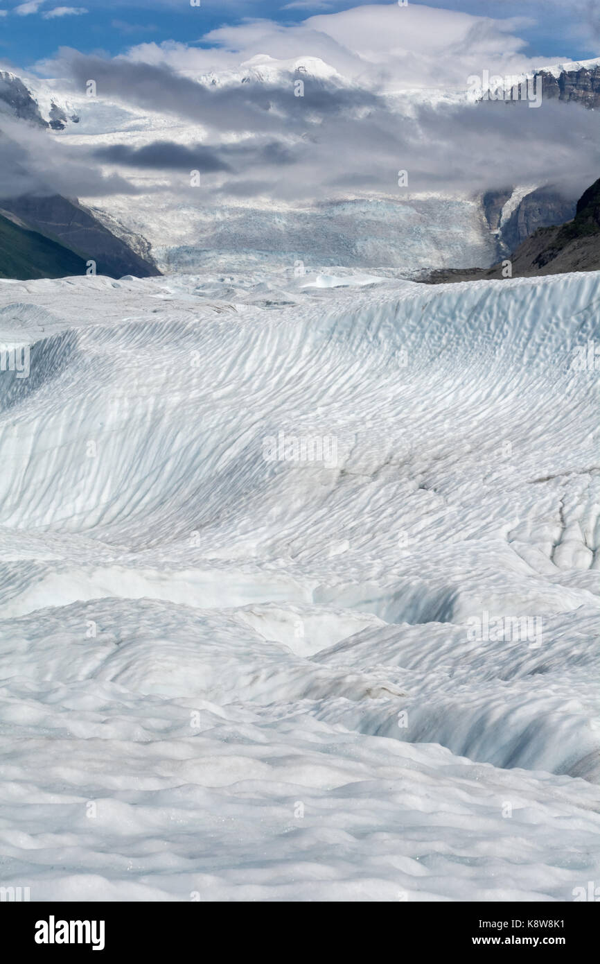 Ghiaccio in fusione canali intagliati nella radice glacier quale punto il piede 7000 scalinata su cascate di ghiaccio. Foto Stock