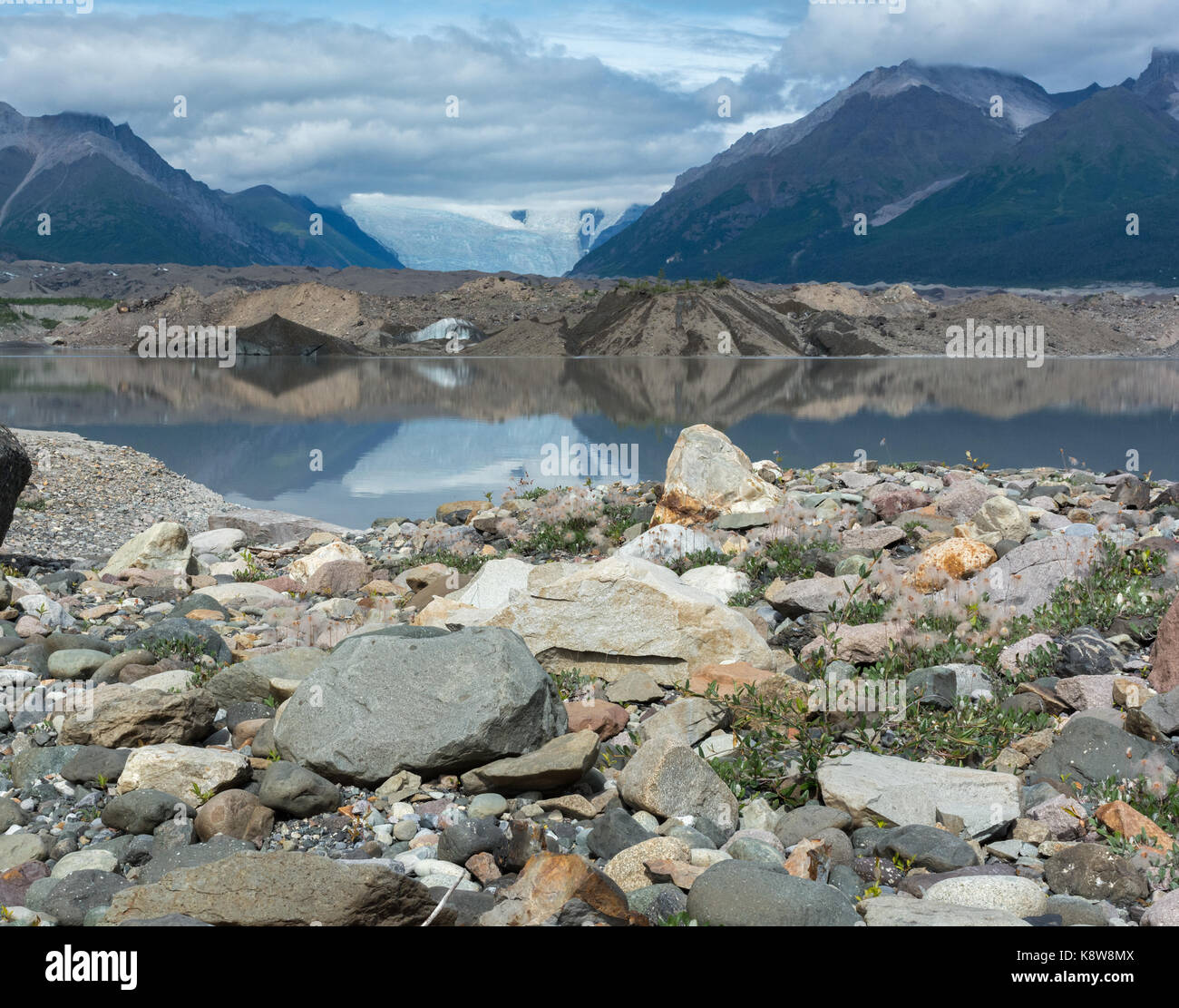 Il ghiacciaio kennicott si riflette il suo terminale ghiacciaio Moraine Lake. Foto Stock