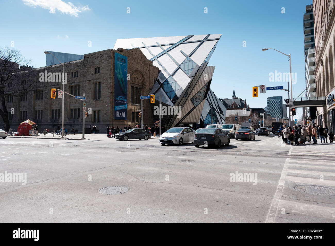 Il Royal Ontario Museum (ROM) facciata street view da Bloor Street West, Bloor Yorkville, Downtown Toronto, Ontario, Canada. Foto Stock