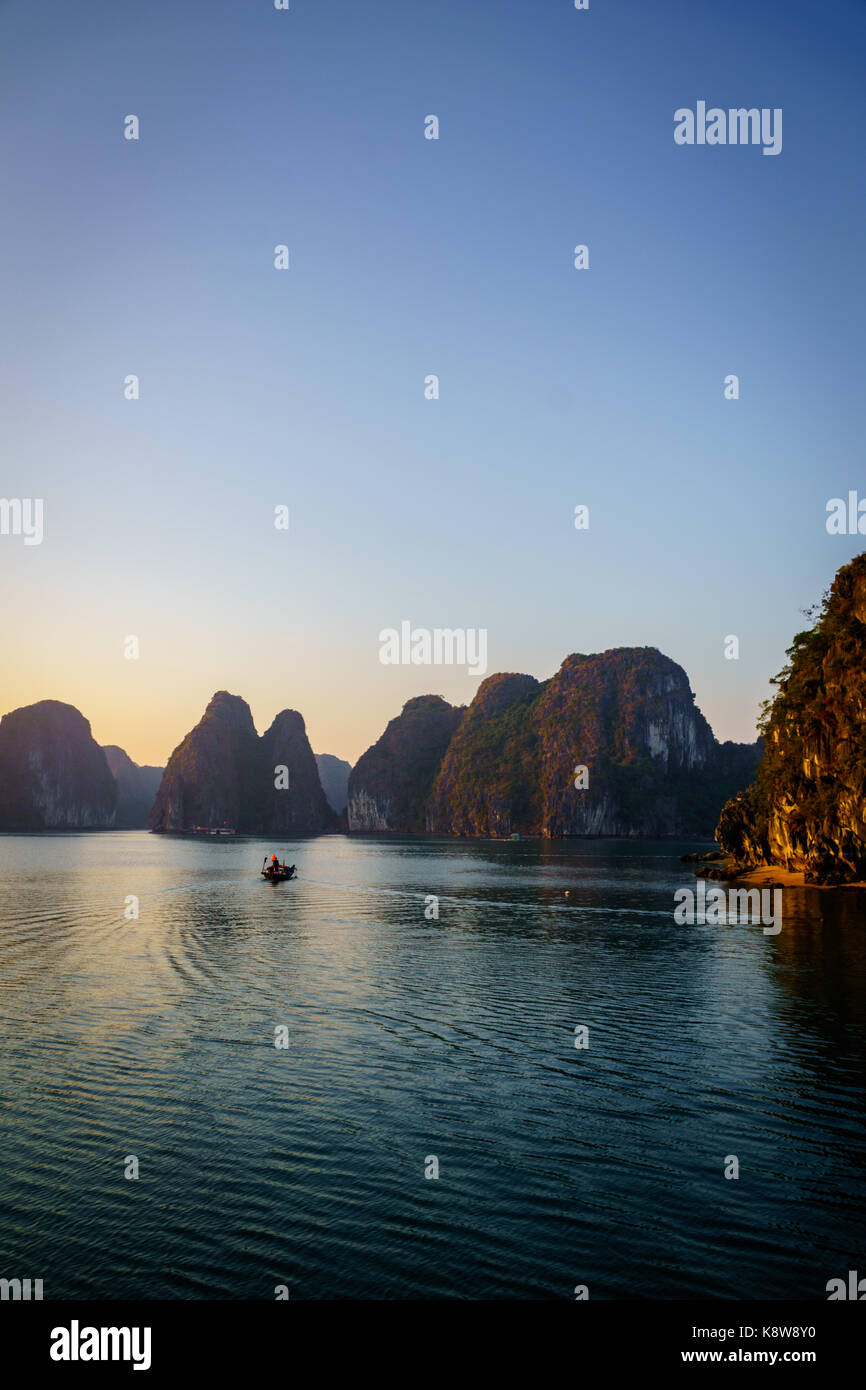 Baia di ha lungo suggestivo paesaggio con isole carsiche. Ha Long Bay è un sito patrimonio dell'umanità dell'UNESCO e una popolare destinazione turistica Foto Stock