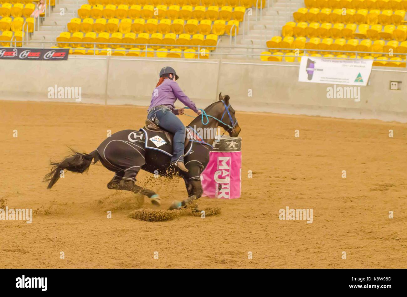 Cavallo Sport, onorevoli Finali Nazionali Corsa della botte presso l'Australian cavalli e bestiame Eventi Centro (AELEC) Indoor Arena,Tamworth NSW Australia,sett Foto Stock