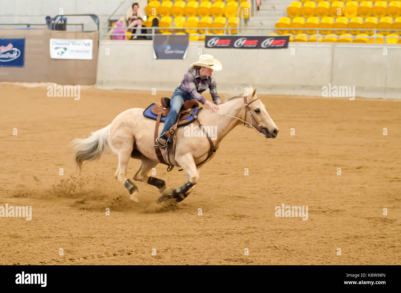 Cavallo Sport, onorevoli Finali Nazionali Corsa della botte presso l'Australian cavalli e bestiame Eventi Centro (AELEC) Indoor Arena,Tamworth NSW Australia,sett Foto Stock