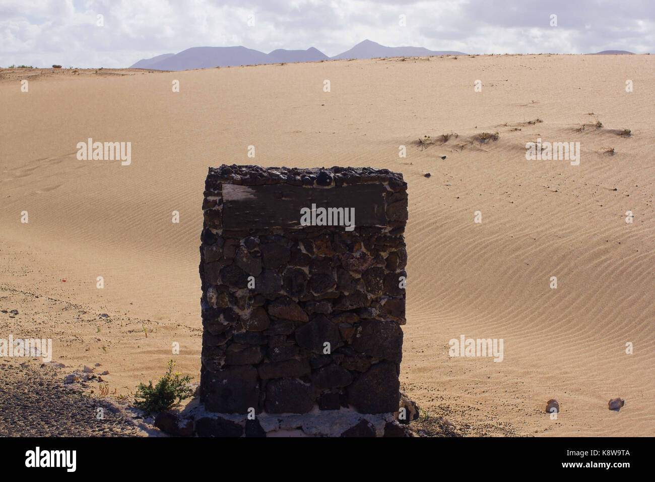 Pura pietra su strada per l'iscrizione. textured stela nel deserto per il segno del logo Foto Stock