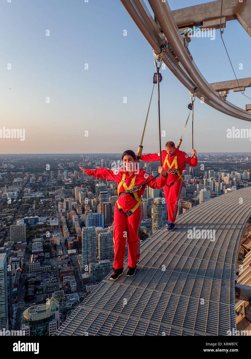 Toronto, Canada, gente reale facendo il EdgeWalk alla CN Tower nel tardo pomeriggio. Foto Stock