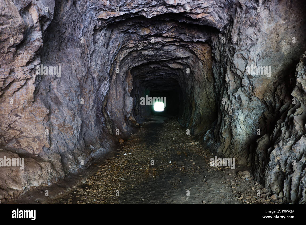 Tunnel vuoto grotta porta al lago Specchio di uno di attrazione turistica in Ipoh, Perak, Malaysia. Foto Stock
