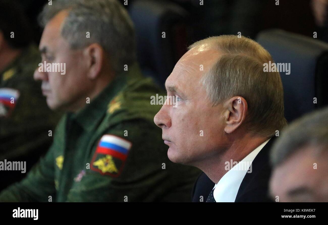 Il presidente russo Vladimir Putin orologi esercitazione militare a fianco il ministro della difesa sergei shoigu, sinistra, presso la gamma luzhsky allenamento settembre 18, 2017 al di fuori di San Pietroburgo, Russia. Foto Stock