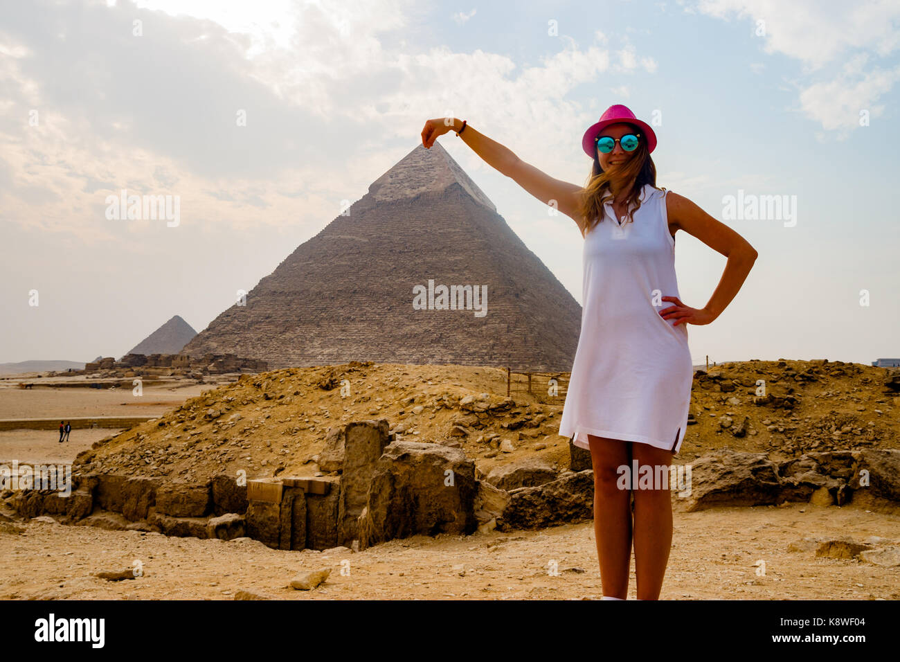 Tenendo la piramide del Cairo in Egitto Foto Stock