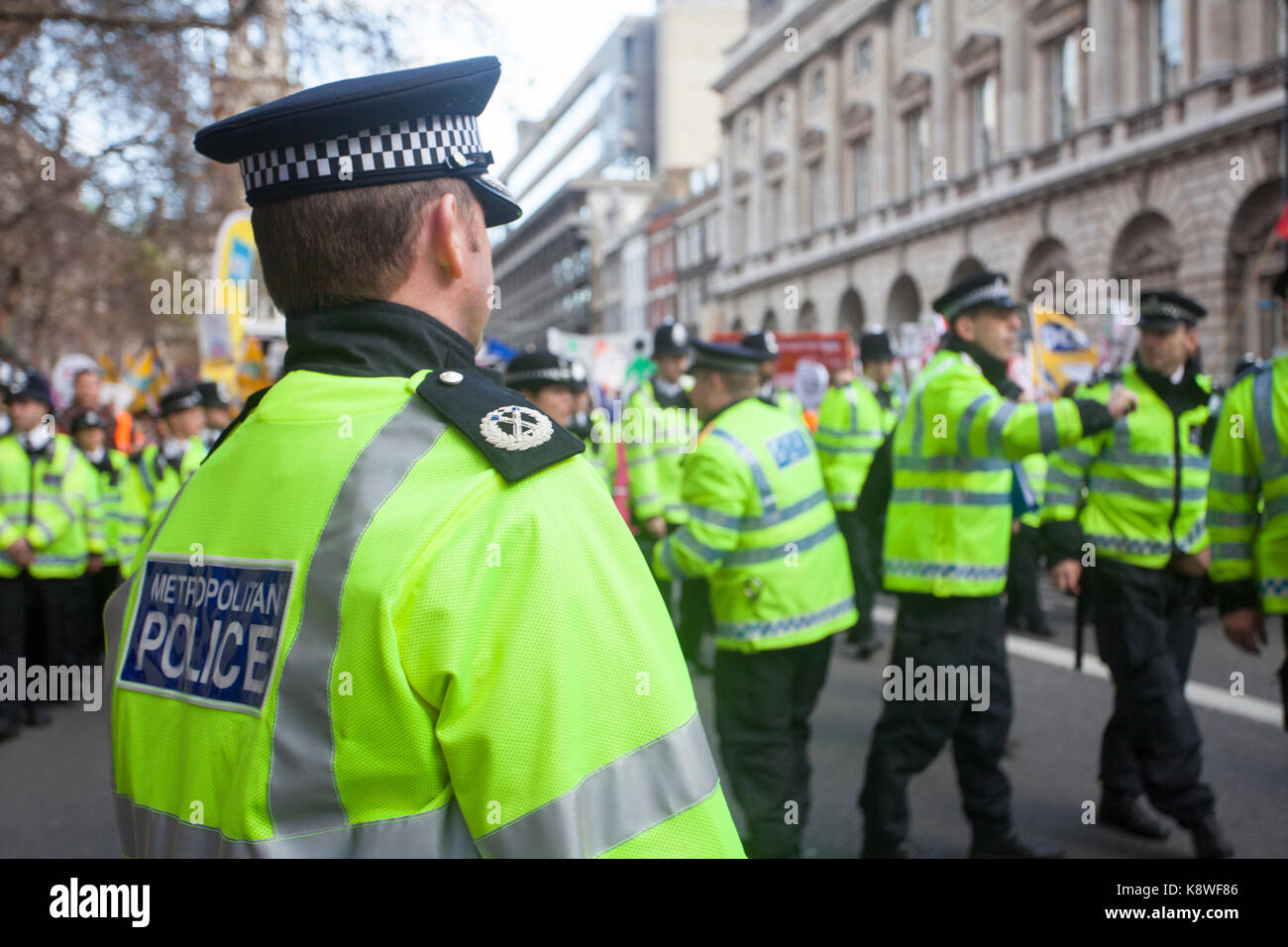 La Metropolitan Police e il pubblico durante un anti-austerità marzo. Foto Stock