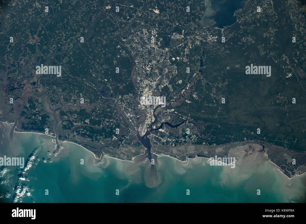 Vista dalla stazione spaziale internazionale di Charleston, Carolina del sud dopo l uragano irma record ha causato inondazioni nella città storica di settembre 18, 2017 in orbita intorno alla terra. astronauta della NASA randy bresnik laureato presso la cittadella di charleston e tiro questa immagine a sostegno della sua alma importa. Foto Stock