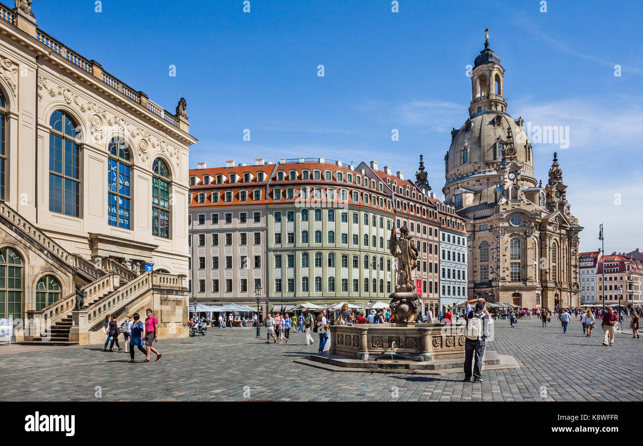 In Germania, in Sassonia, Dresda, Jüdenhof, facciata di Dresda Museo dei Trasporti con la pace Fontana e sullo sfondo Neumarkt con la Frauenkirche Foto Stock