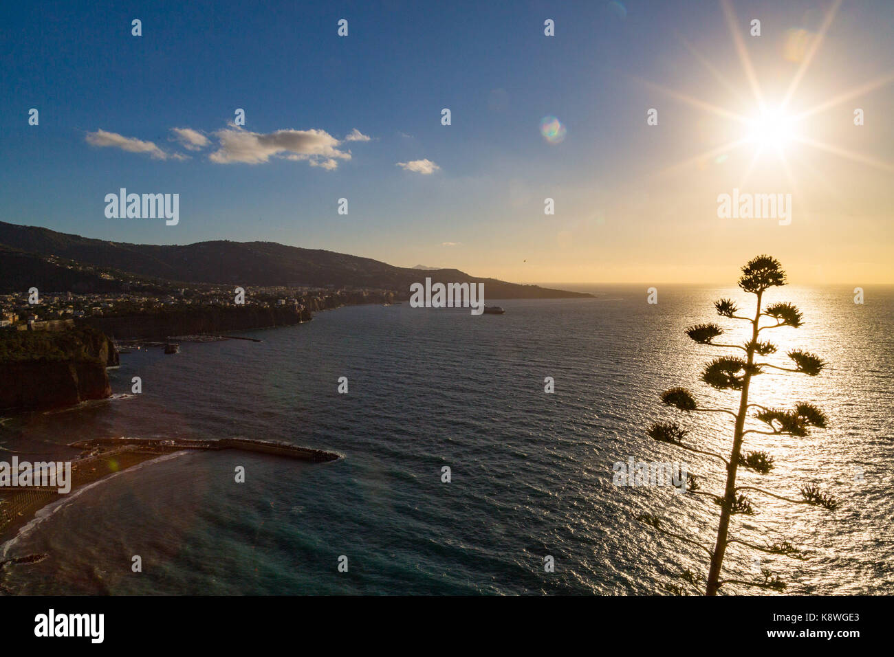 Sorrento, Italia, Settembre 17 2017. sole del tardo pomeriggio si riflette sul mare nella baia di Napoli vicino a Sorrento, Italia. © paul davey Foto Stock