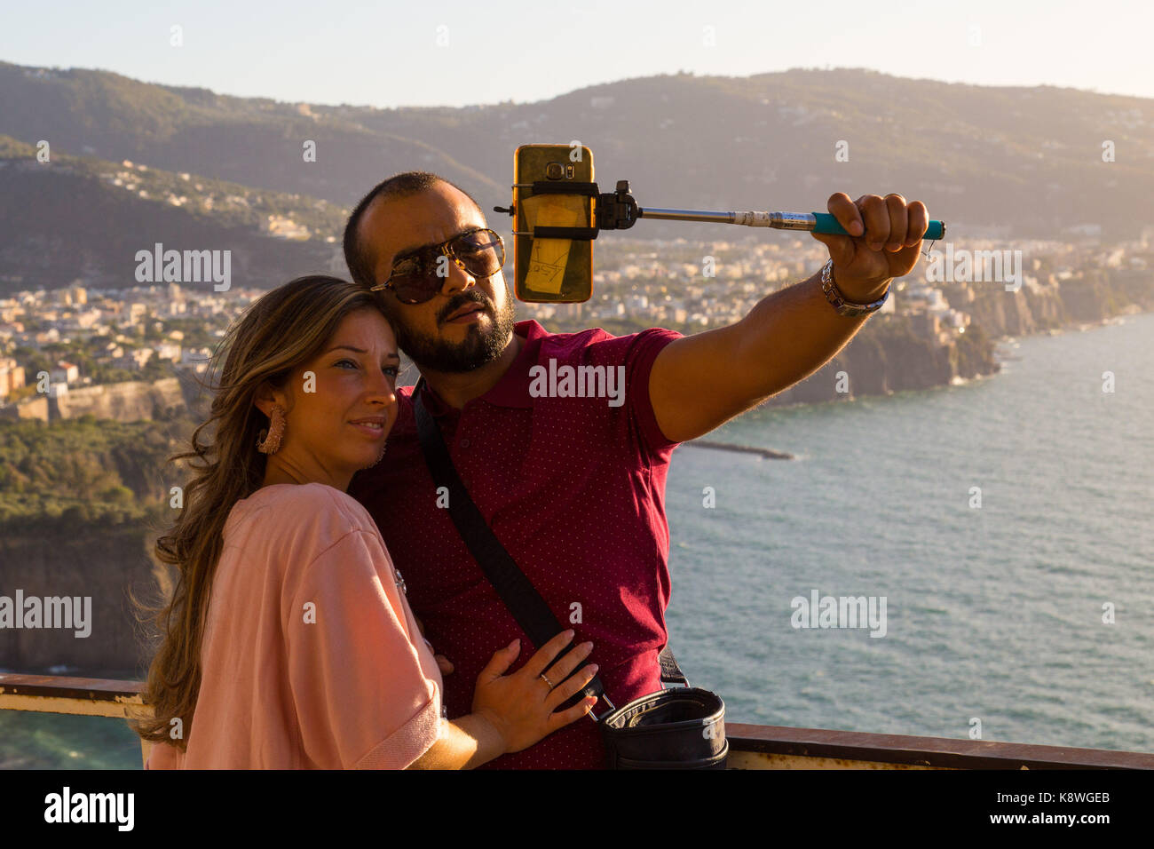 Sorrento, Italia, Settembre 17 2017. Un paio di scattare foto con uno smartphone che domina la città di Sorrento, Italia. © paul davey Foto Stock