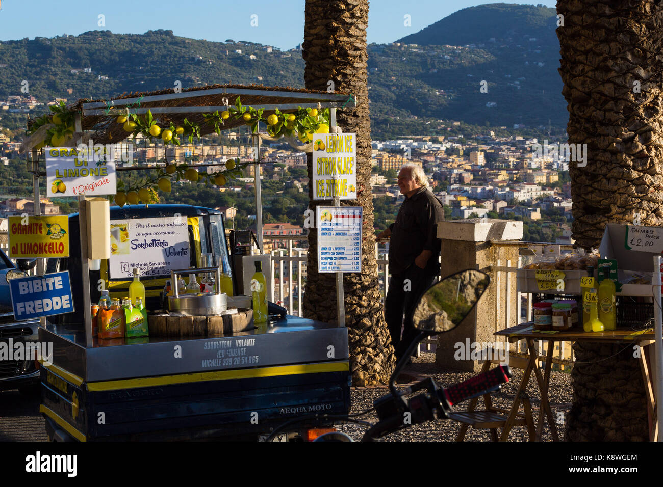 Sorrento, Italia, Settembre 17 2017. un fornitore vende limoncello e limonata in corrispondenza di una piazzola di sosta affacciato su Sorrento, Italia. © paul davey Foto Stock