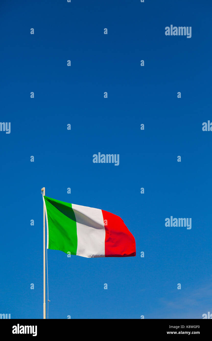 Sorrento, Italia, Settembre 17 2017. una bandiera italiana vola nella brezza contro un cielo azzurro a sorrento, Italia. © paul davey Foto Stock