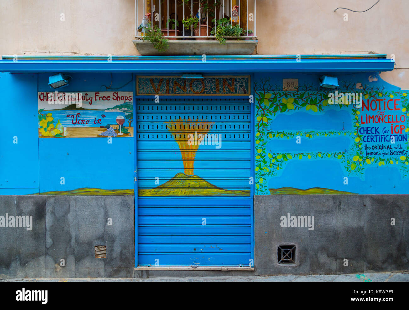 Sorrento, Italia, Settembre 17 2017. Un negozio chiuse allo spuntar del giorno attende l'apertura a sorrento, Italia. © paul davey Foto Stock