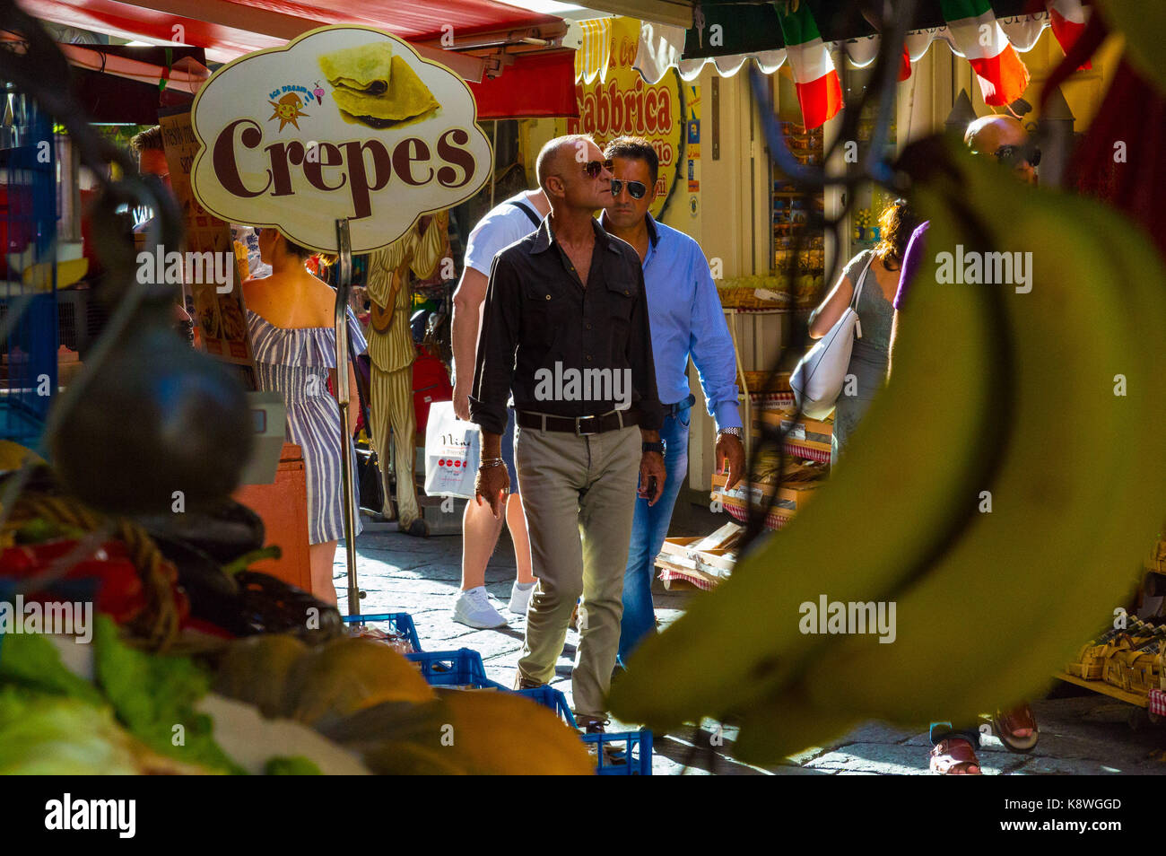Sorrento, Italia, 16 settembre 2017. I turisti e gli amanti dello shopping in via cesareo a sorrento, Italia. © paul davey Foto Stock