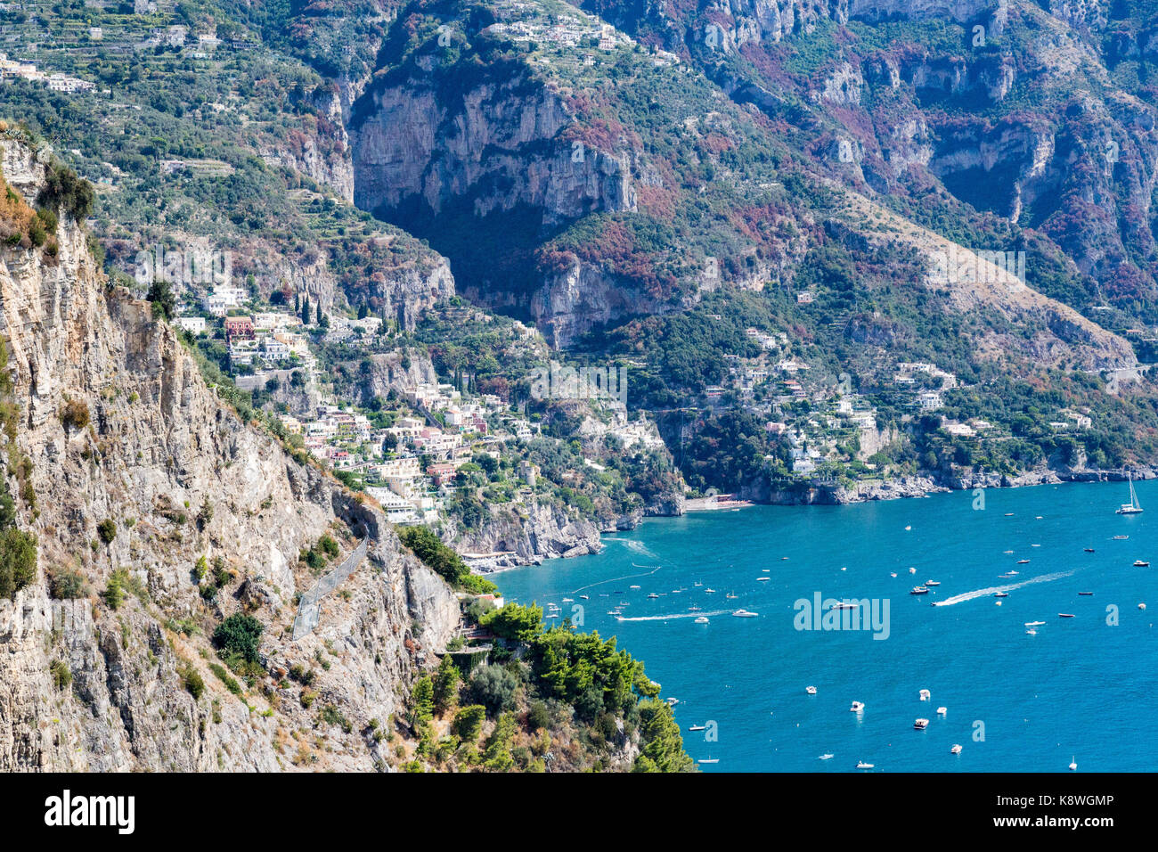 Positano, Italia, 16 settembre 2017. La città di Positano si accoccola contro le ripide montagne accanto al mare mediterraneo in Italia. © paul davey Foto Stock