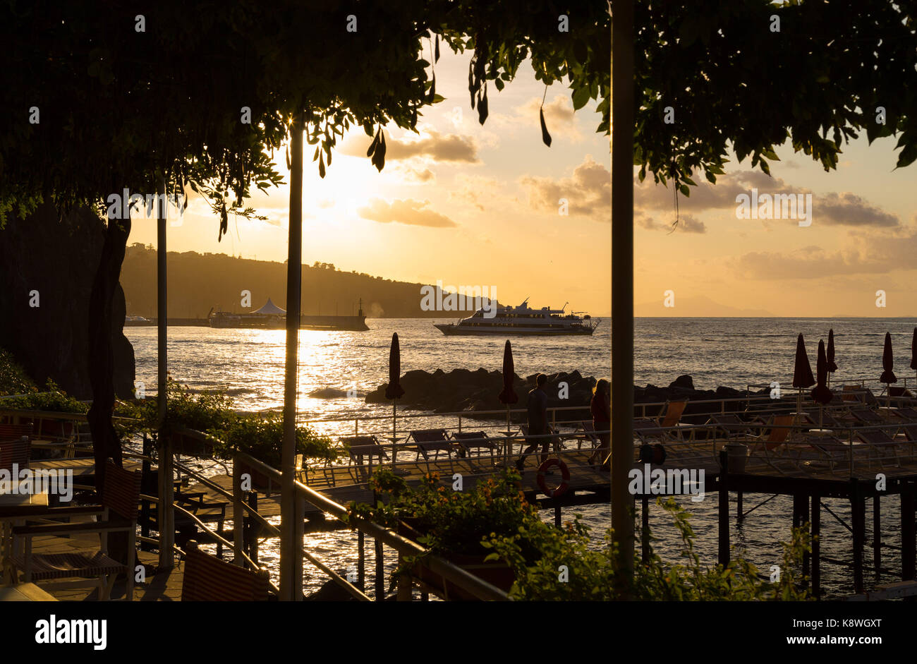 Sorrento, Italia, 20 settembre 2017. Nel tardo pomeriggio di sole sulla spiaggia del grand hotel ambasciatori brilla sulle acque della baia di Napoli ho Foto Stock