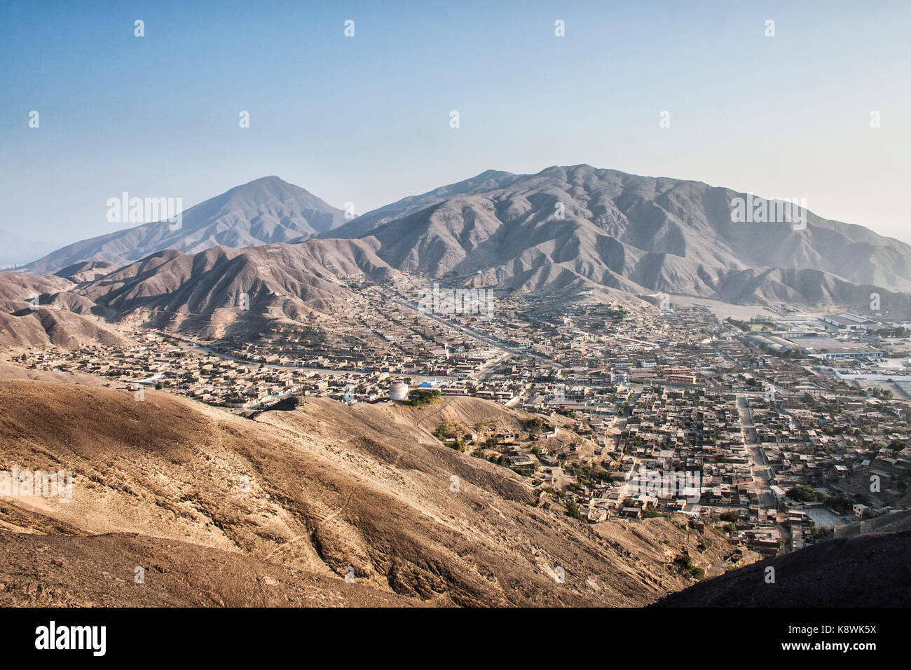 Città di coishco visto dal huamanchacate duna. coishco, dipartimento di ancash, Perù. Foto Stock