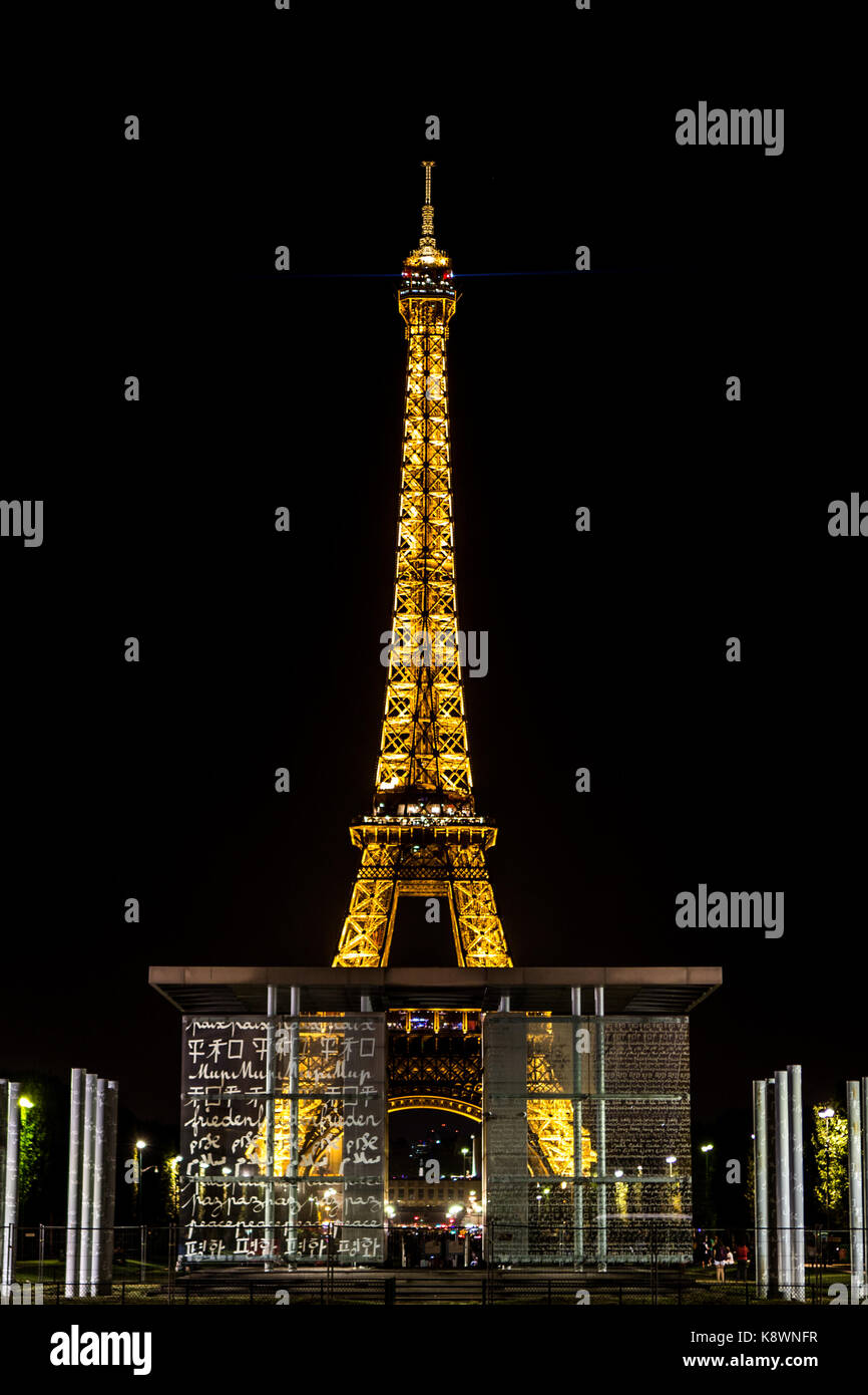 La torre Eiffel come si vede dalla fine del Champ de Mars Foto Stock