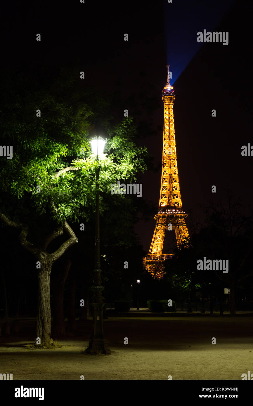 La torre Eiffel come si vede dalla fine del Champ de Mars Foto Stock