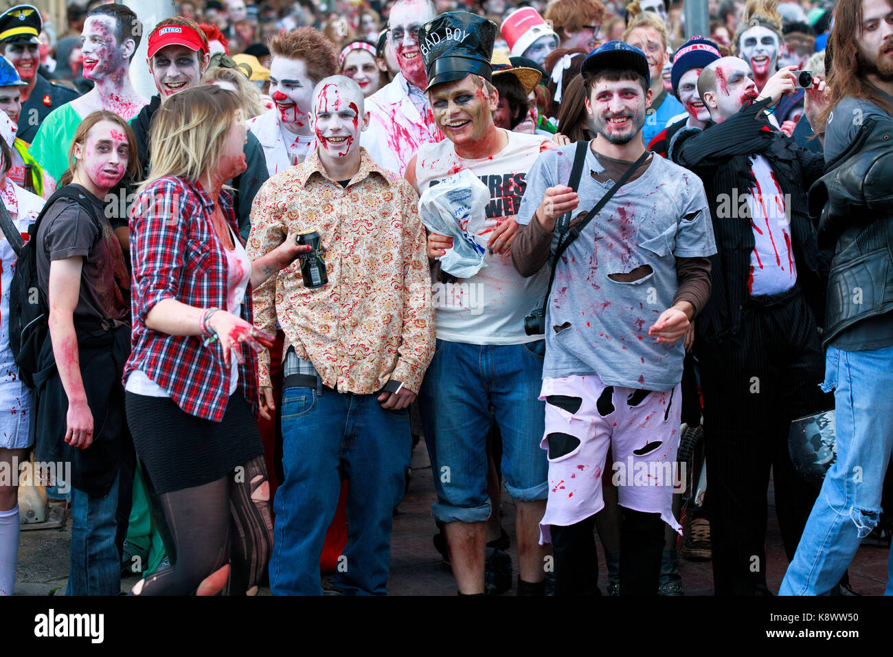 Un gruppo di sorridere, felici le persone vestite come zombie per l annuale Bristol Zombie a piedi si svolge ogni ottobre vicino a Halloween Foto Stock