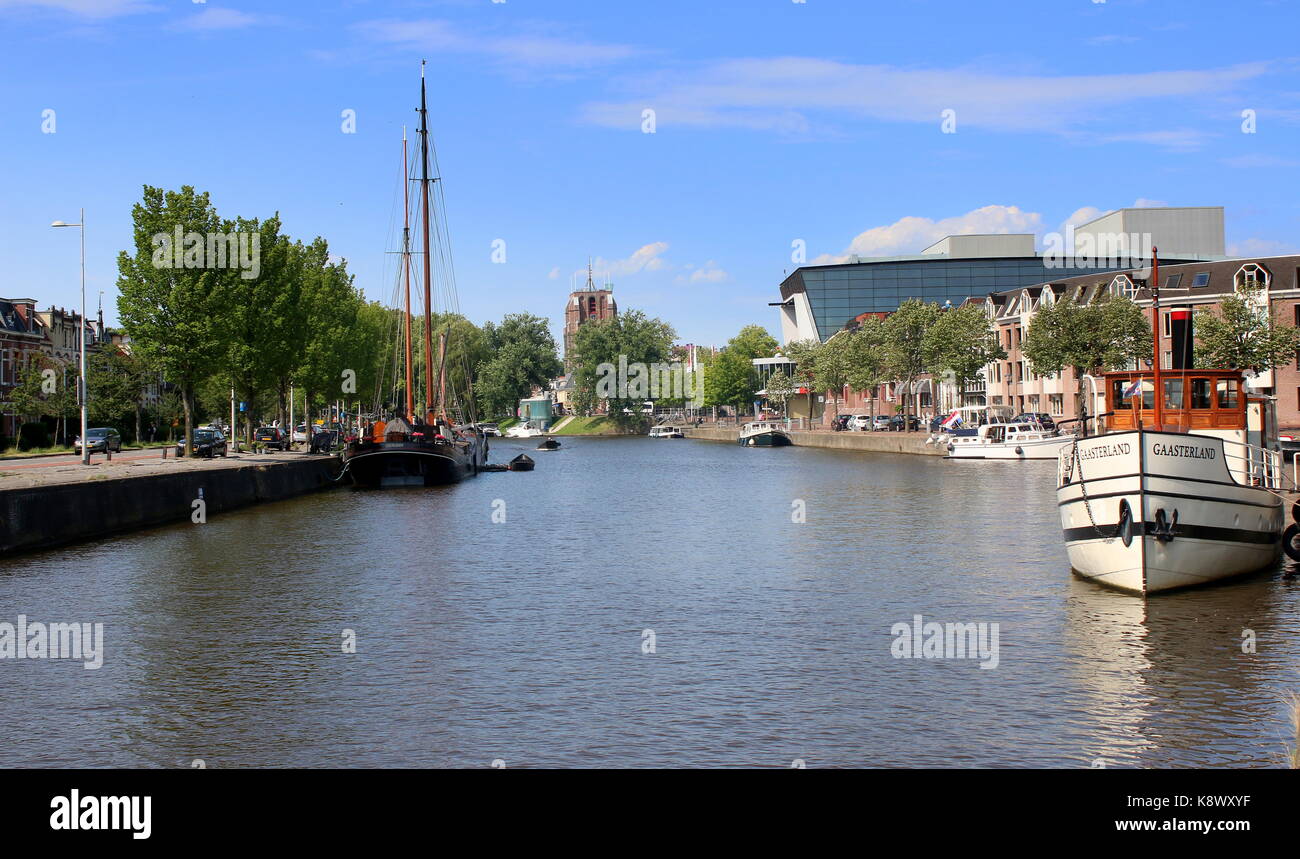 Velieri tradizionali ormeggiate lungo Westersingel canal nel centro di Leeuwarden, Friesland, Paesi Bassi. Sullo sfondo iconico Oldehove torre. Foto Stock
