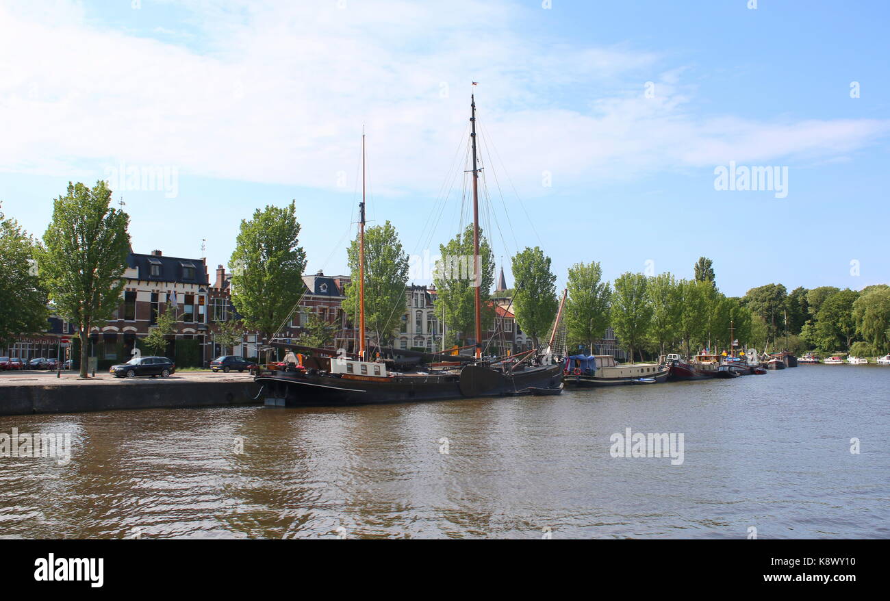 Velieri tradizionali ormeggiate lungo Westersingel canal o Westerstadsgracht (Western canal) nel centro di Leeuwarden, Friesland, Paesi Bassi. Foto Stock